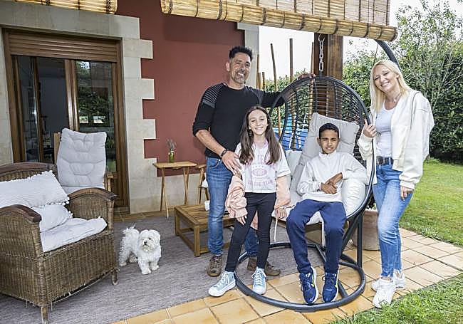 Norte (el perro), Sergio Jiménez, Ivana, Yunes y Rebeca Jacome, en su jardín.