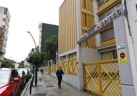 Vecinos caminan por la calle Julián Urbina de Torrelavega, donde se ubica la residencia Alborada.