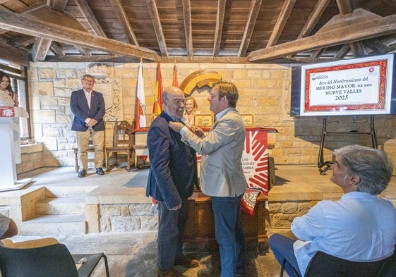 El alcalde de Reocín, Pablo Diestro, le entrega la insignia a Antonio Resines.