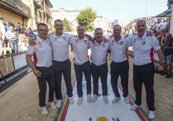 La plantilla de Andros, tras ganar el título de Liga en Torrelavega.