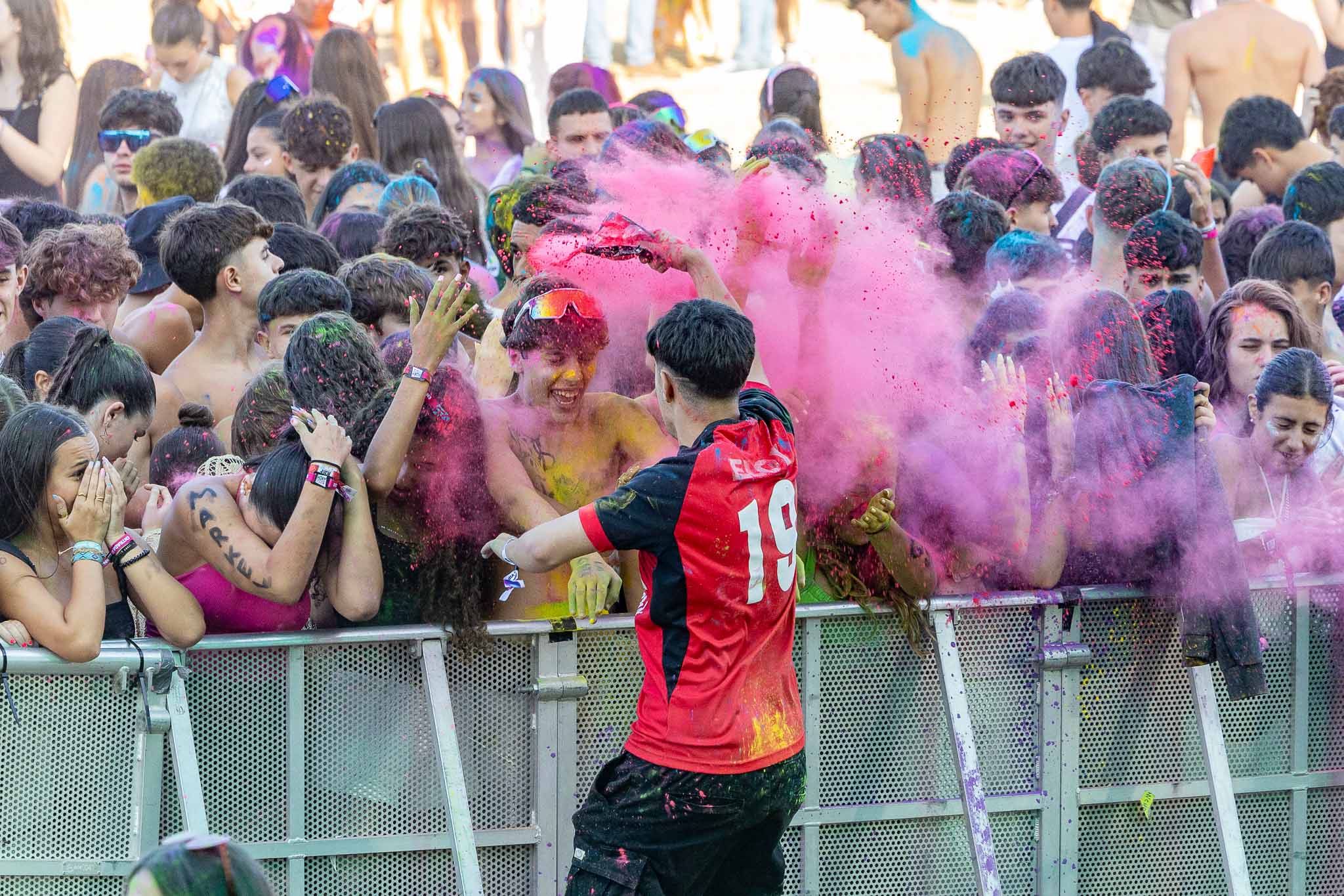 Batalla de risas y color en la Campa.