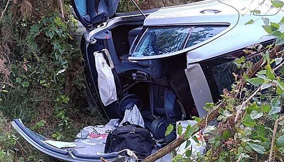 Heridos con pronóstico reservado dos portugueses tras una salida de vía en Udías