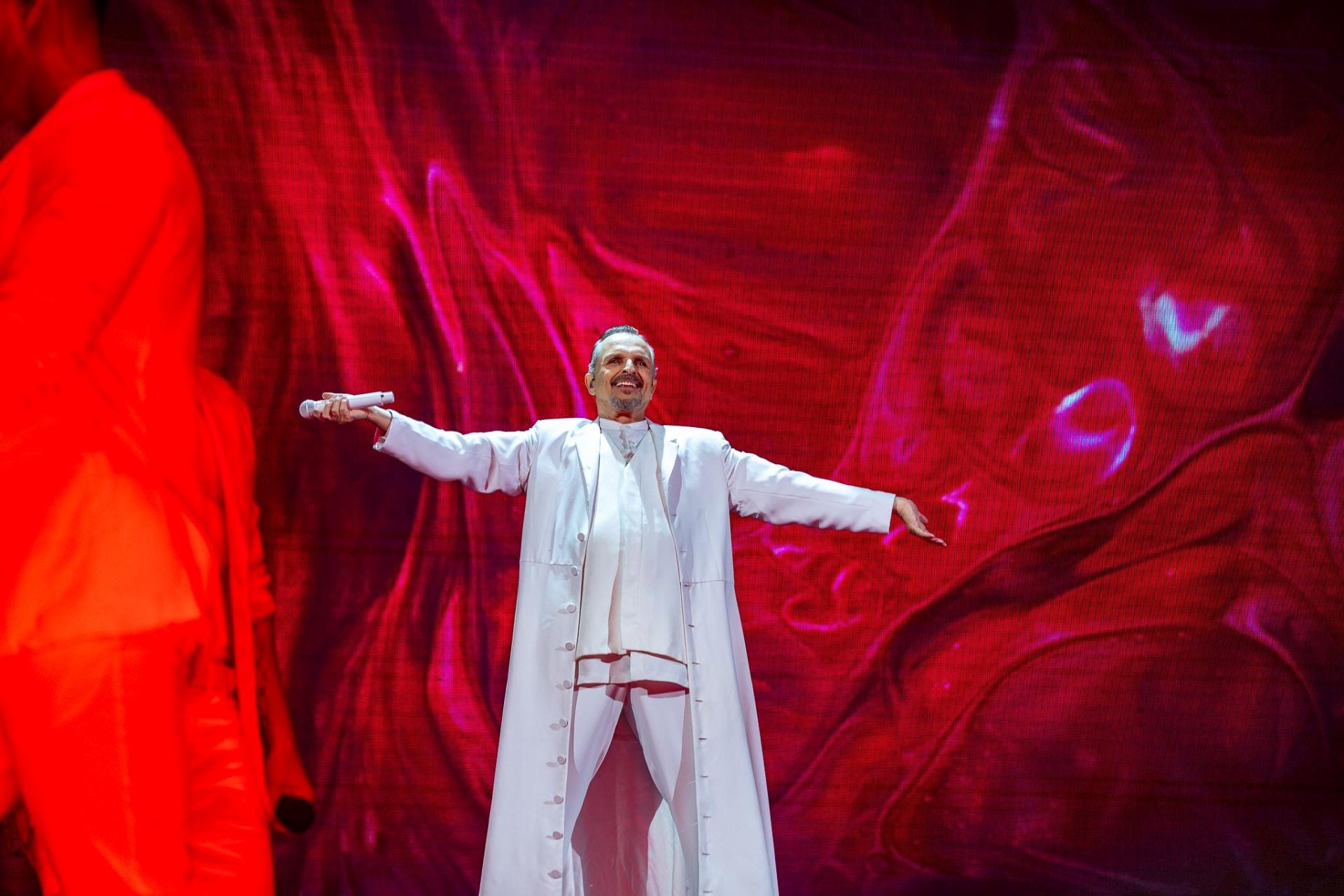 Bosé sonríe al público.