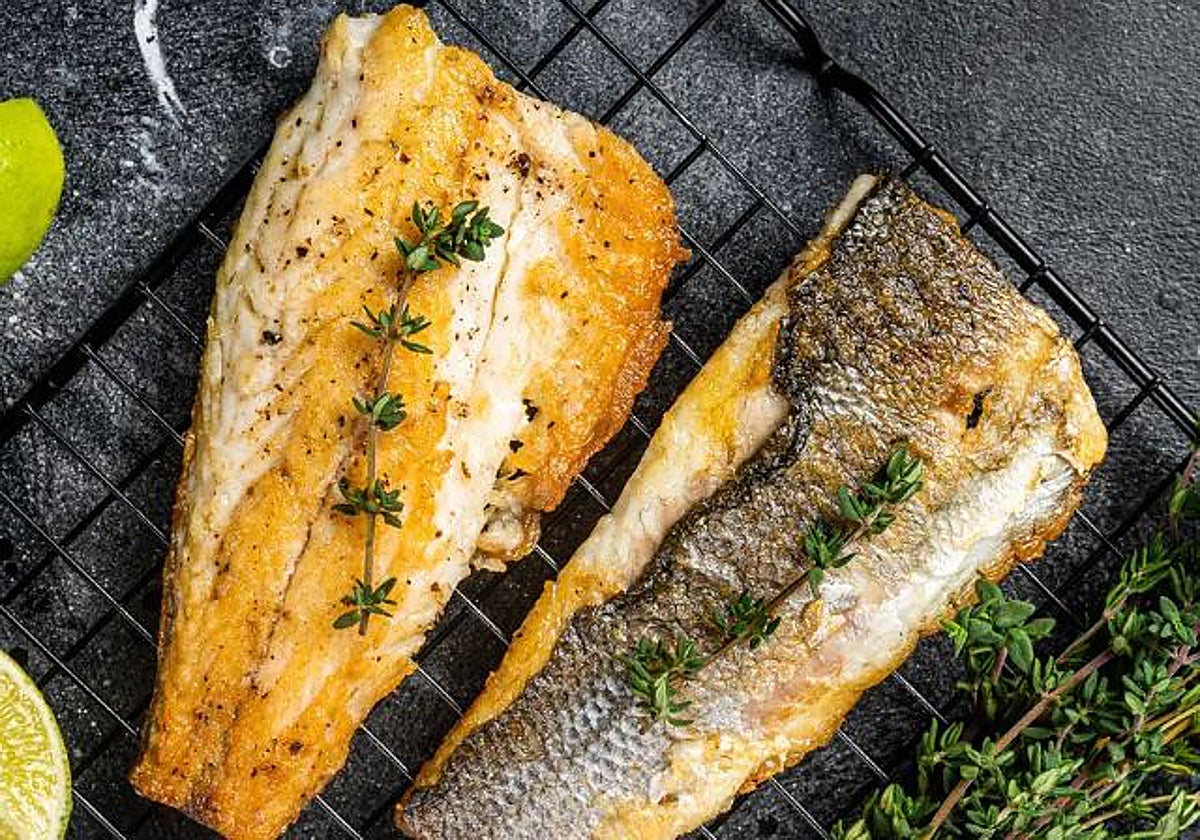 Lubina al horno, lista para llevar al plato.