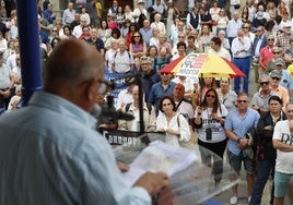 Uno de los momentos de la concentración con el público ocupando la plaza Pombo de Santander.