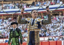 El Cid pasea las dos orejas de Vengantivo, el cuarto toro de la corrida de Victorino Martín.