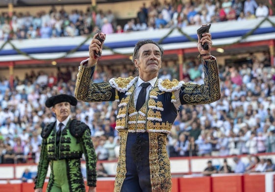 El Cid pasea las dos orejas de Vengantivo, el cuarto toro de la corrida de Victorino Martín.