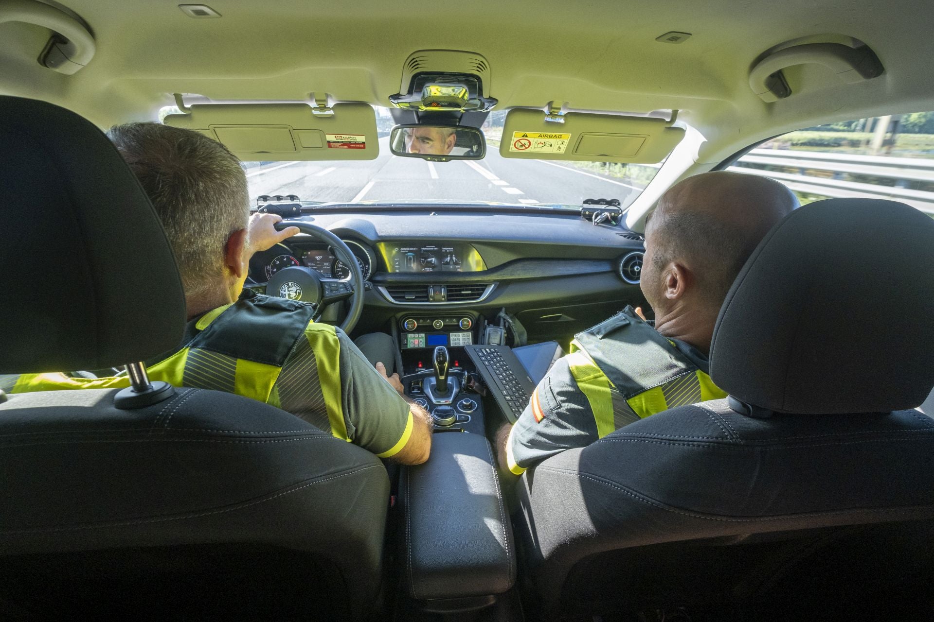 El agente Luis Carrón y el sargento Elizo, en el coche patrulla.
