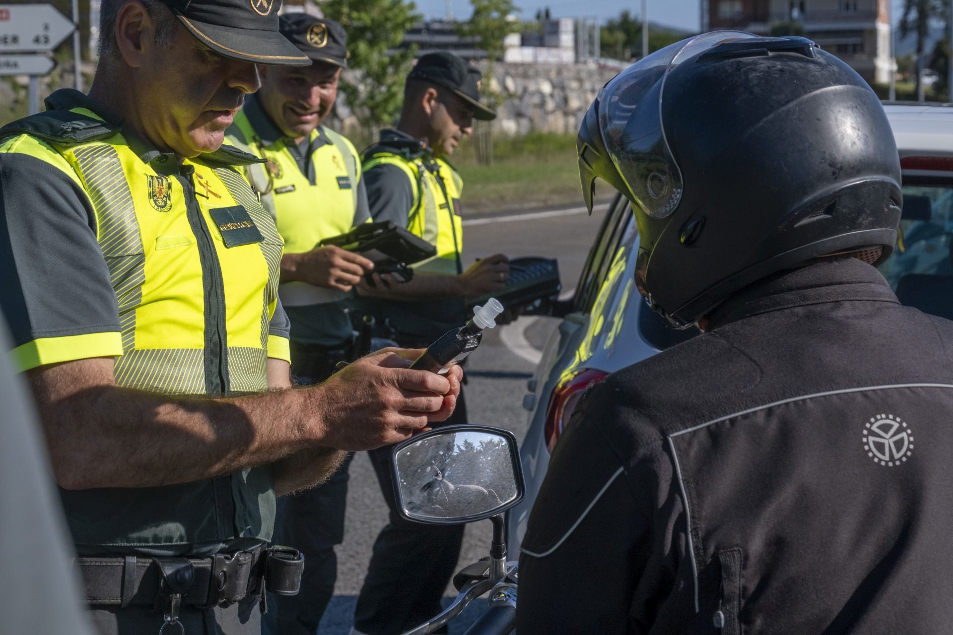 Agentes de la Guardia Civil realizan el test de alcoholemia a un motorista en la N-634.