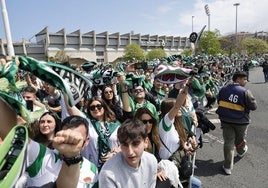 Los aficionados verdiblancos reciben al equipo en el partido de la pasada temporada ante el Deportivo en los Campos de Sport.