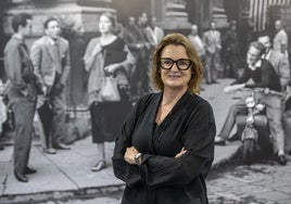 Anne Morin, ante la fotografía 'American Girl Italy' de Ruth Orkin, que forma parte de la exposición que puede visitarse en el CDIS.
