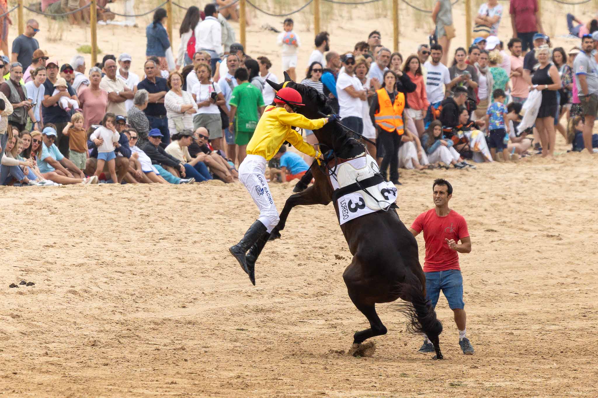 Portofino se puso muy nervioso al entrar a la playa para correr en el Gran Premio Ayuntamiento de Ribamontán al Mar y descabalgó a su jinete, el checo Matyas Luka.