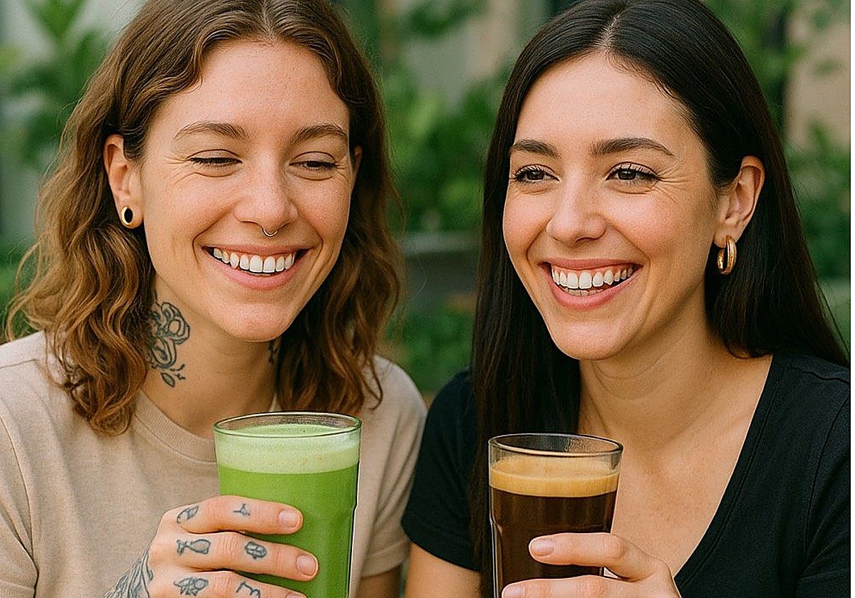 Dos jóvenes consumen matcha y café.