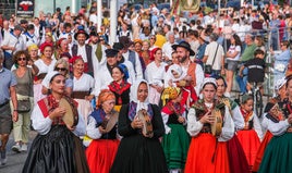 Grandes y pequeños, con los trajes regionales durante el desfile.