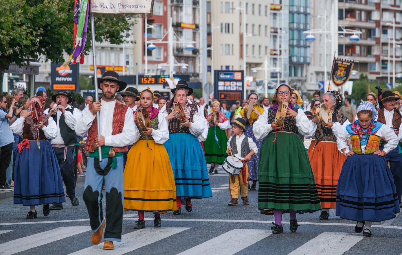 Coloridos trajes regionales al paso del desfile por Puertochico.