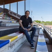 José Manuel Herrero Lon posa en las gradas del Complejo Municipal Ruth Beitia de Santander.