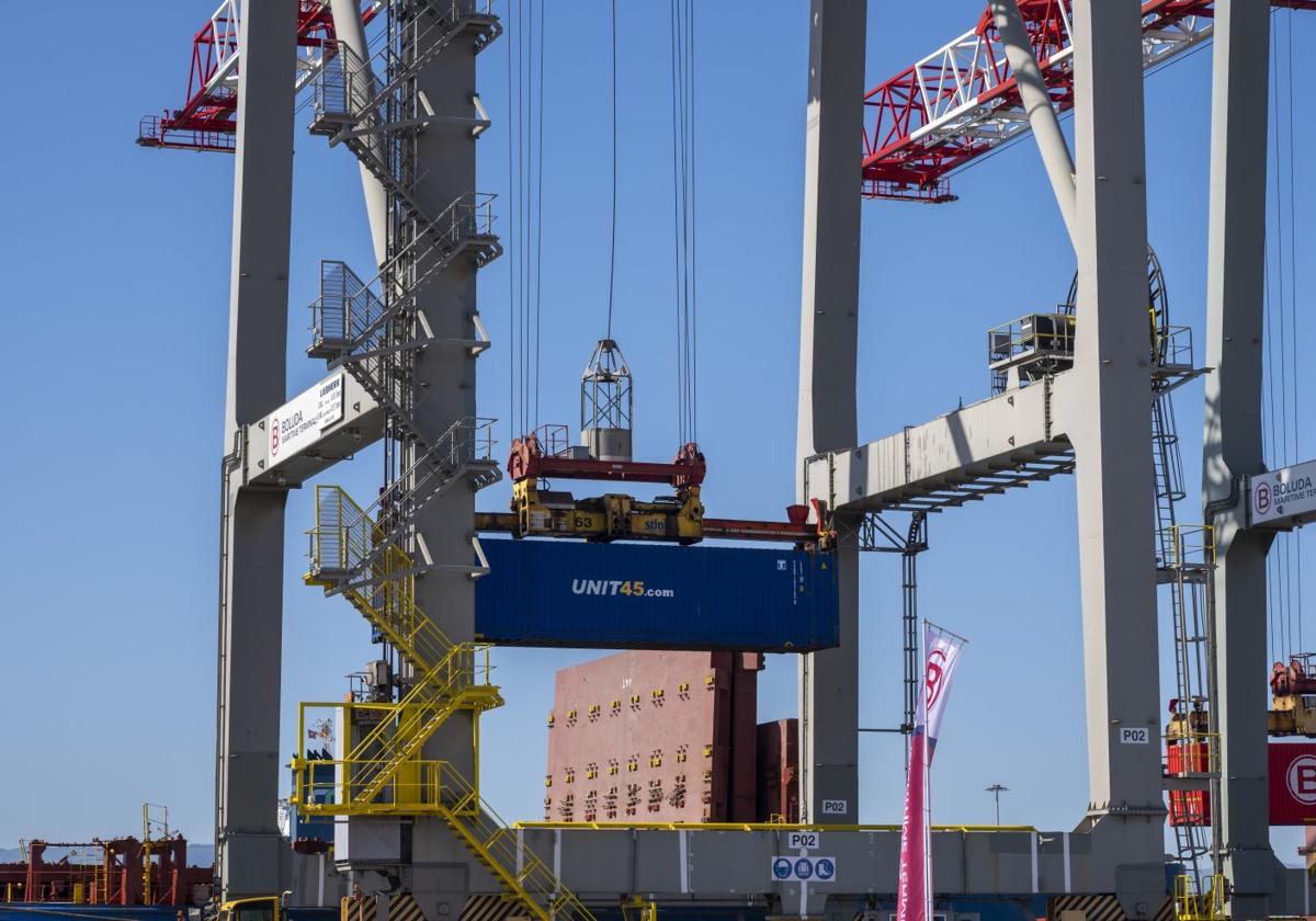 Tráfico de contenedores en el Puerto de Santander, en la terminal operada por Boluda Corporación.