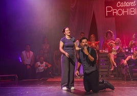 Raúl Massana, en primer término, es el 'dueño' del cabaret, con una barra por la que transitan sus 'residentes'.