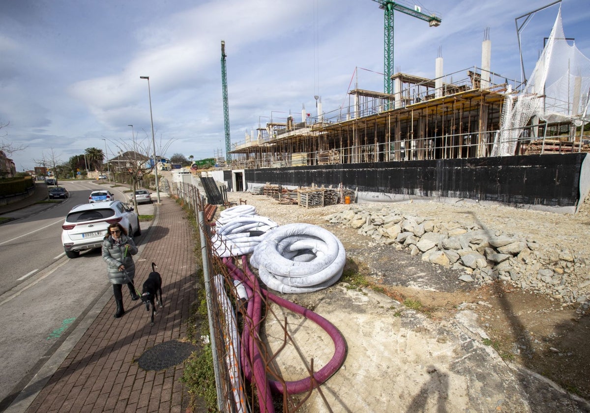 Construcción de viviendas en la calle Jorge Sepúlveda, en Santander, el pasado marzo.