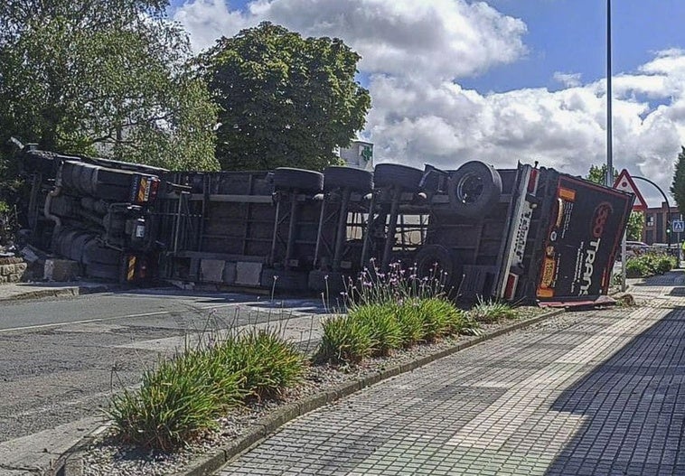 Reabierta la N-611 en Requejada tras casi siete horas cortada por el vuelco de un camión