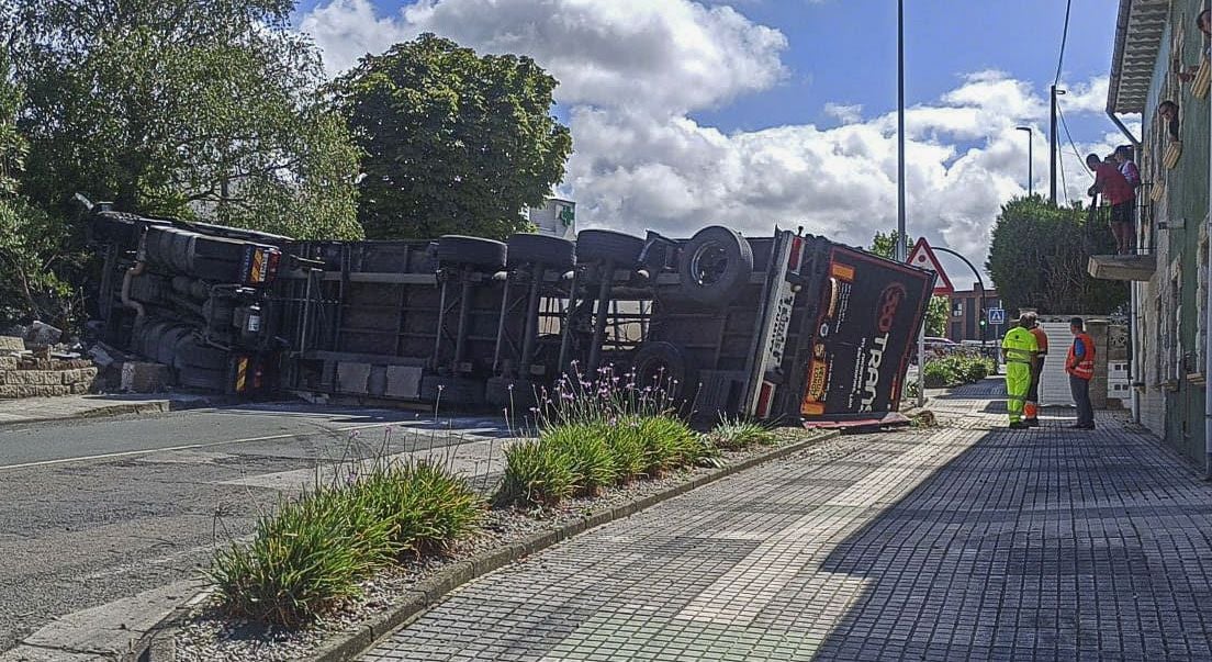 El camión ha quedado sobre uno de sus costados.