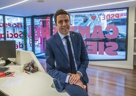 Pedro Casares, en la sede del PSOE de Cantabria.