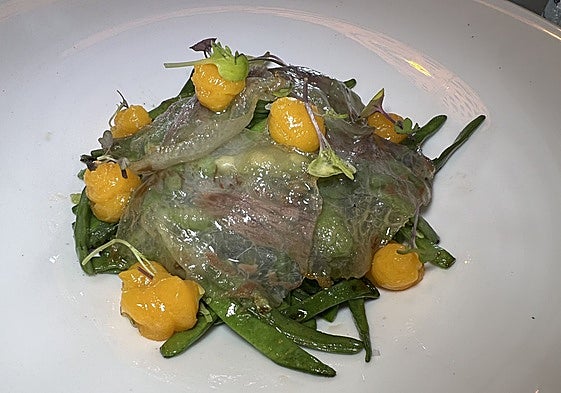 Judías verdes de La Busta con un velo de papada ibérica y yema de huevo curado.