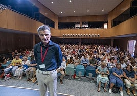Pedro Olalla en el Paraninfo de La Magdalena que se llenó en una nueva sesión de los Martes Literarios de la UIMP.