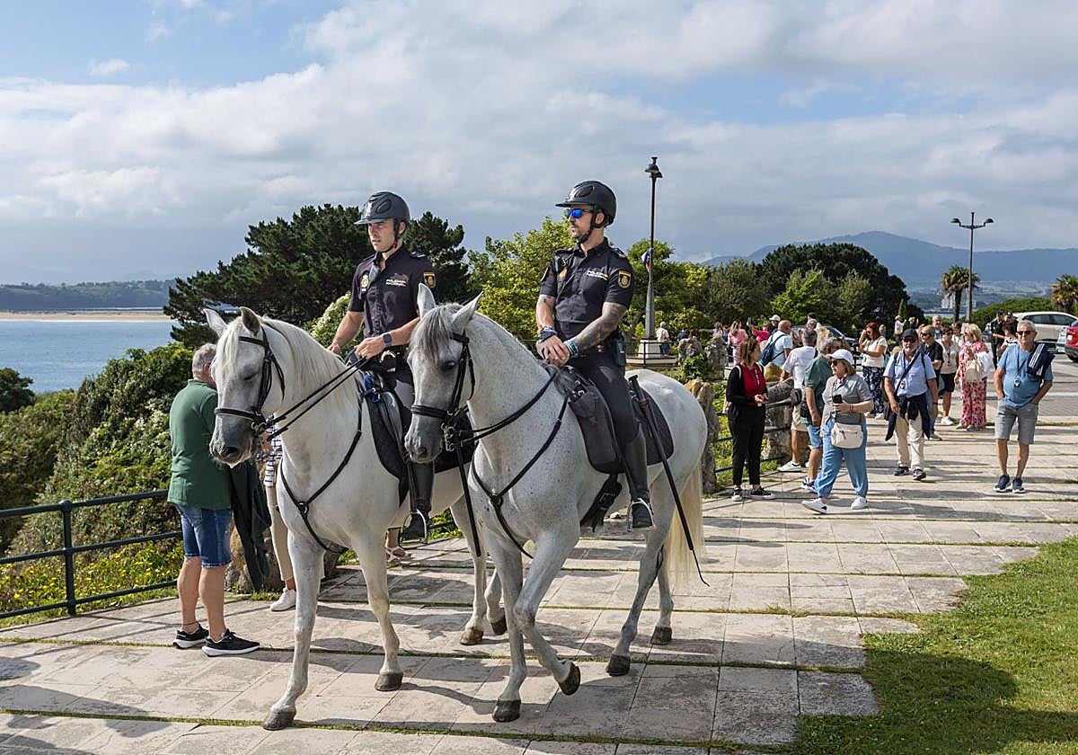 Pablo Ceballos y Rendal, a la izquierda, junto a David Martín y Respenda, ayer, de patrulla por La Magdalena.