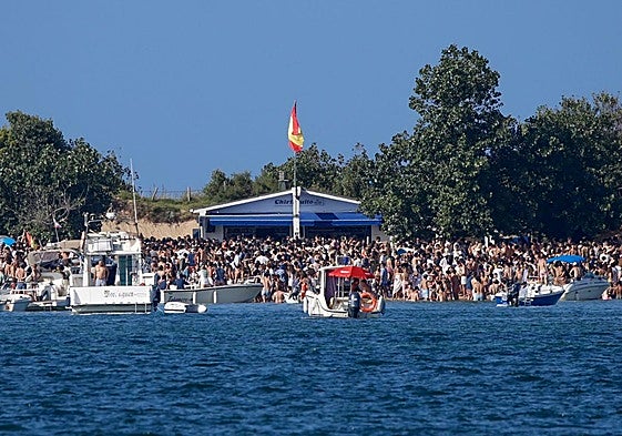 Vista desde el mar de la zona del segundo chiringuito de la playa de El Puntal, invadido por la juventud la tarde del pasado sábado.