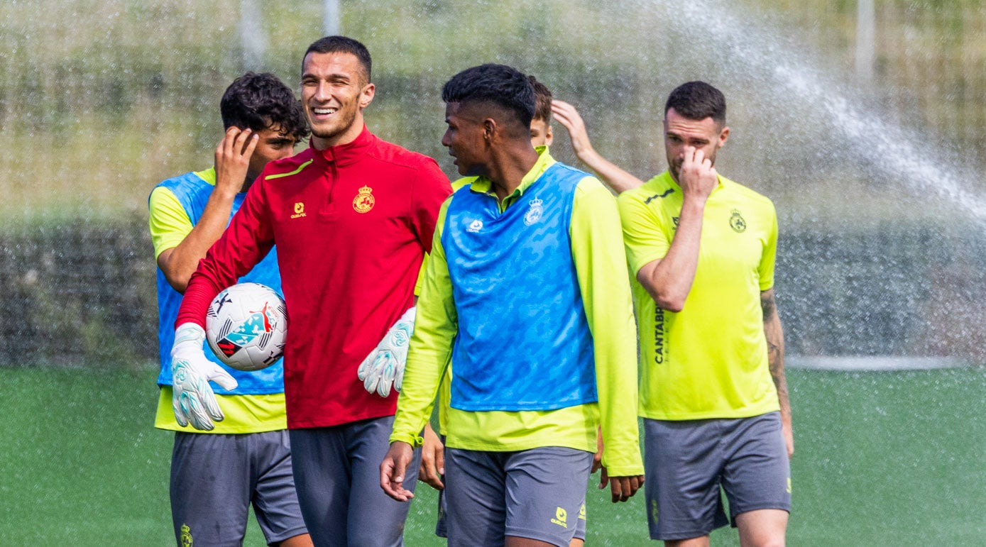 Andreev, con la pelota junto a Jeremy.