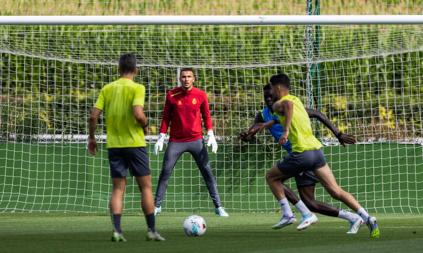 Andreev, pendiente de la jugada en uno de los partidillos del entrenamiento.