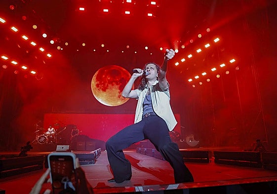 Antonio García, cantante de Arde Bogotá, en primer plano durante una de las actuaciones de la banda cartagenera.