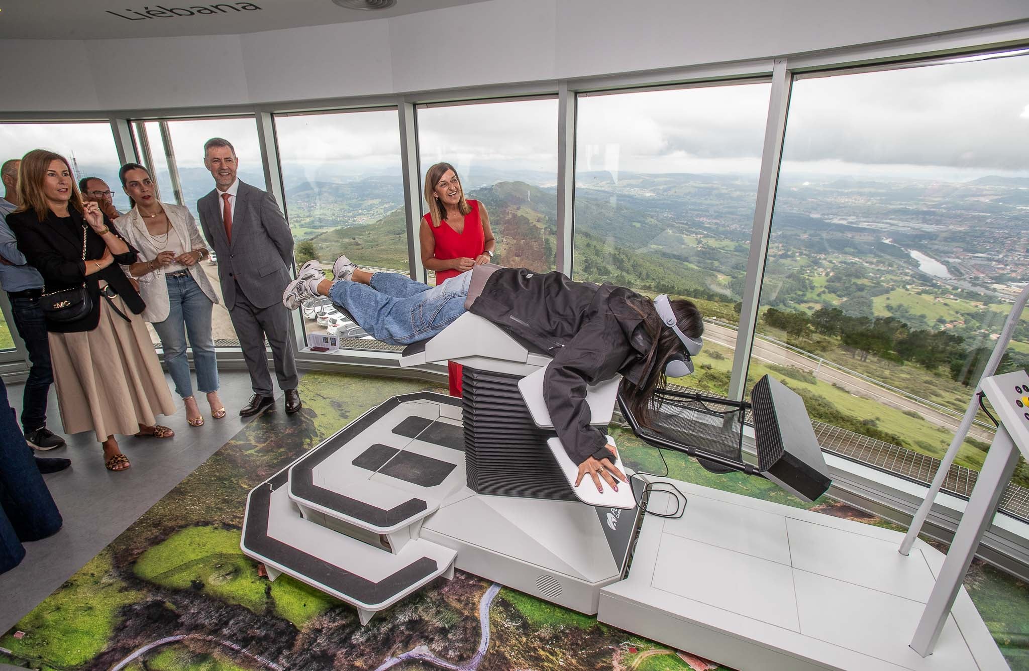 Un simulador permite al visitante sobrevolar los cielos de Cantabria como si fuera un pájaro