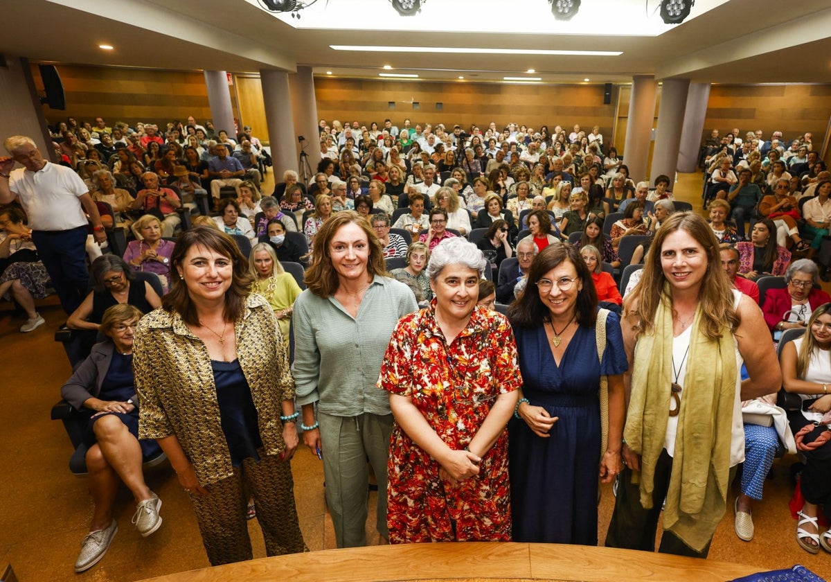 Marta Díez, Teresa Martínez, Ana María Gutiérrez, Regina Cárdenas e Ivonne Girault antes de la presentación en el Ateneo.