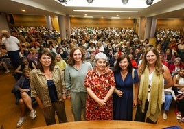 Marta Díez, Teresa Martínez, Ana María Gutiérrez, Regina Cárdenas e Ivonne Girault antes de la presentación en el Ateneo.