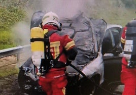 Un coche se incendia en plena A-8 a la altura de Valdáliga