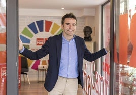 Casares, a las puertas de la sede autonómica del PSOE en Santander.
