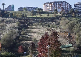Ladera donde se proyecta construir el funicular que accede al pueblo alto de Suances, junto al Palacio Jaime del Amo.