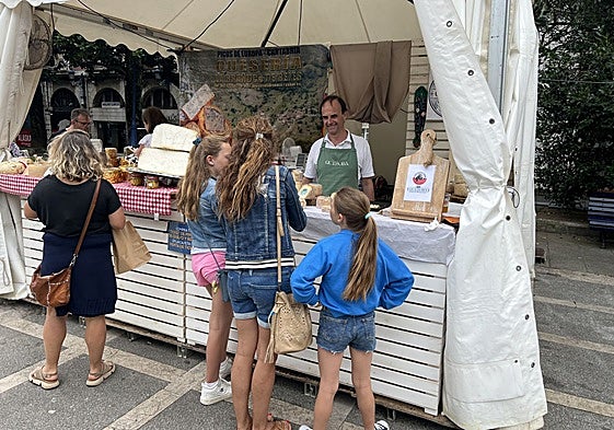 El público más joven también se interesa por los quesos de la feria.