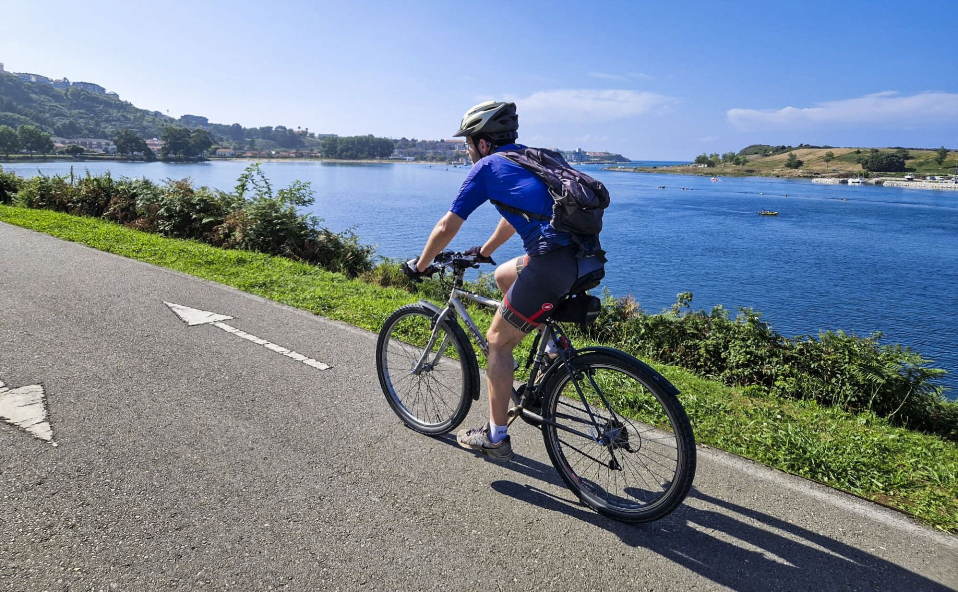 Pedaleando con vistas al mar.