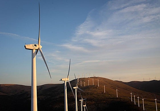 Molinos eólicos en una colina