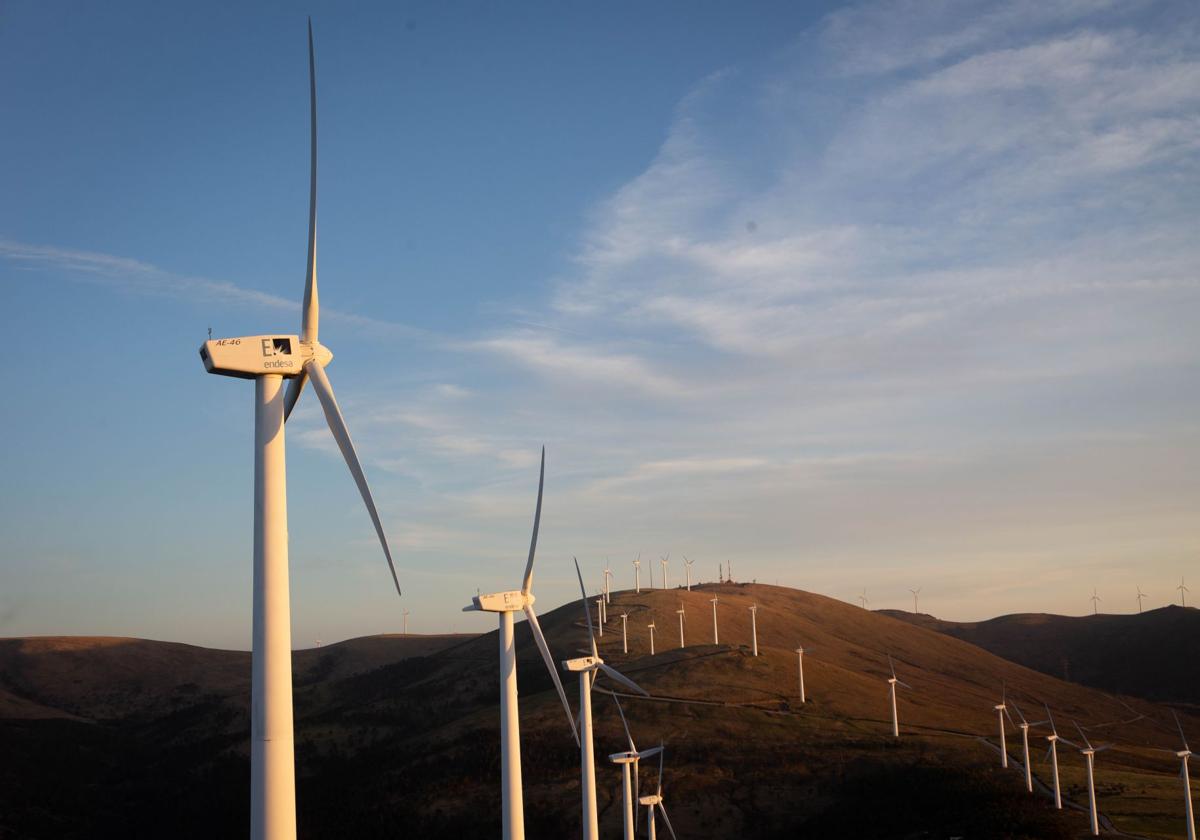 Molinos eólicos en una colina