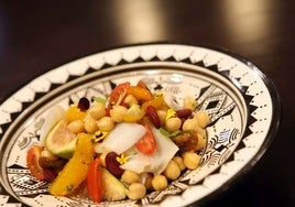 Ensalada de garbanzos con bacalao y cítricos.