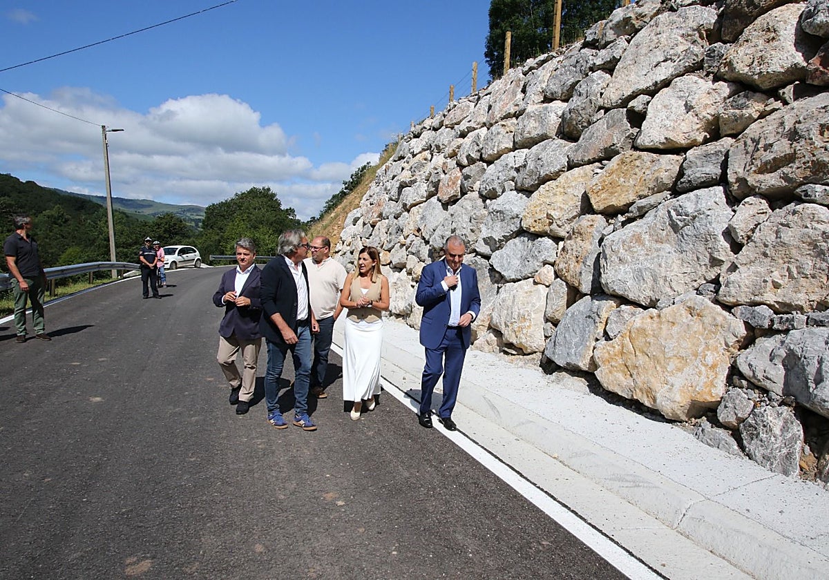 Buruaga, acompañada de los alcaldes de Vegade Pas, Selaya y Villafufre, visita las obras junto a Media.