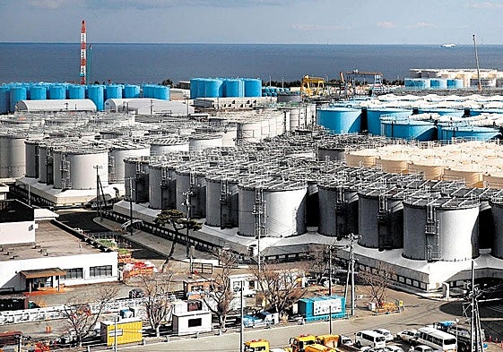 Central nuclear de Fukushima, con los tanques que albergan el agua contaminada que no se podía depurar hasta la fecha.