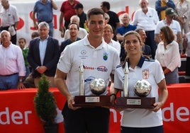 Víctor González y Marta Castillo con los trofeos del Memorial Marcelino Botín.