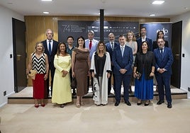 La velada inaugural estuvo precedida del retrato institucional en el vestíbulo de la Sala Argenta.