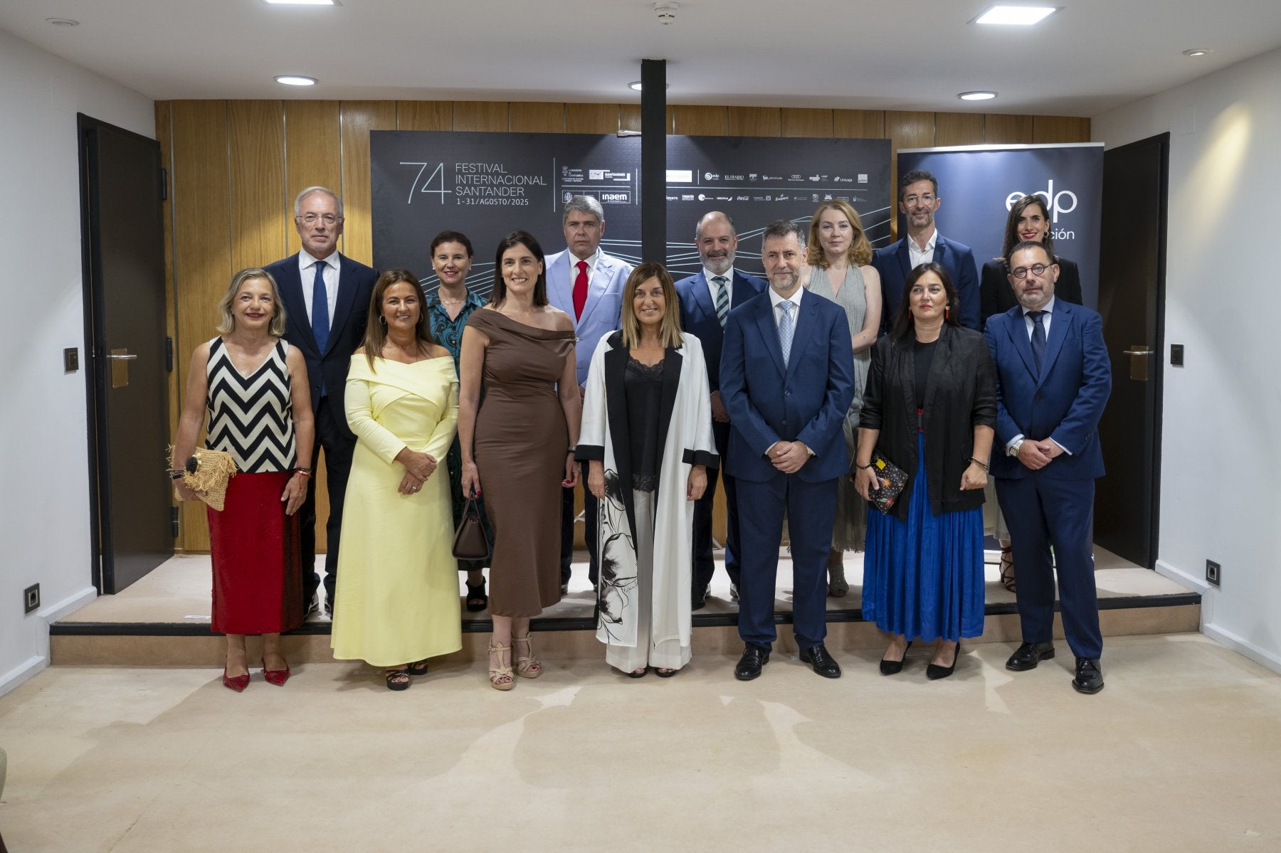 La velada inaugural estuvo precedida del retrato institucional en el vestíbulo de la Sala Argenta.