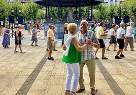 Las parejas de mayores bailan en el entorno del kiosco de Colindres, en el que canta Rosana Garín.